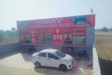 Otel Oyo 90144 Yadav Restaurant & Family Rooms
