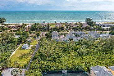Жильё для туристов Longboat Key Cedars Beach House Pet Friendly 2 Minute To The Beach