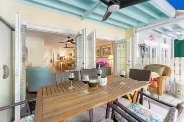 آپارتمان‌های توریست‌ها A Place In Paradise By Avantstay Key West Walkable W Shared Pool Week Long Stays Only