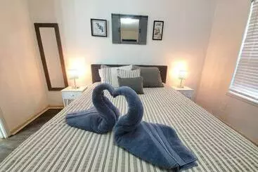ツーリストアパートメント Lovely And Spacious, 2 Bedrooms And 2 Bathrooms