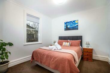 דירות לתיירים Paddington Villa 3 Close To Town, Neat & Practical