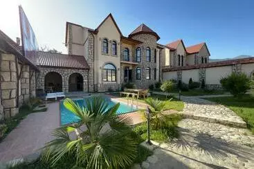 آپارتمان‌های توریست‌ها Qafqaz Suite Riverside Villa