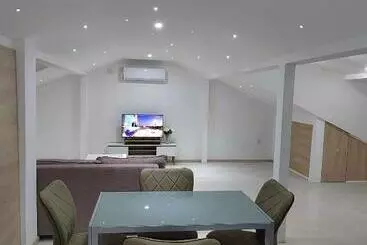 آپارتمان‌های توریست‌ها Anton Lux Apartment