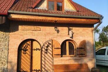 ツーリストアパートメント Vinný Sklep U Brodů