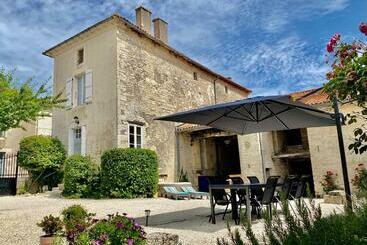 Bed and Breakfast Maison Dix Tusson