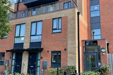 Жильё для туристов Luxury 2 Bedroom Service Apartment With Balcony