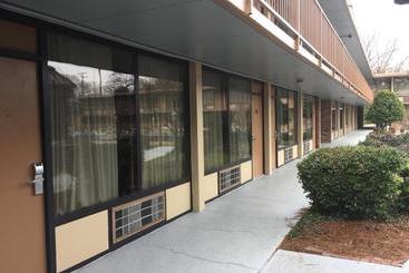 Отель Columbus Inn & Suites