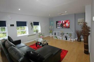 Жильё для туристов Charming 2 Bed 2 Bath Flat & Parking By Cozynest