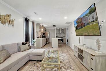 ツーリストアパートメント Royalty In The Magic City