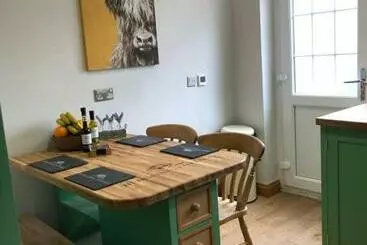 Appartements touristiques Hedgehog Cottage With Garden In Bronte Village!