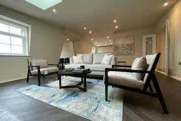 Turistihuoneistot Luxurious, 2 Bed, 2 Bath Penthouse Apartment In Highly Desirable Chigwell Chcl F8