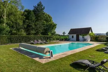 ツーリストアパートメント Bagatelle Avec Jardin Et Piscine Chauffée
