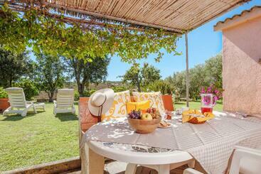 ツーリストアパートメント La Casetta Arzachena