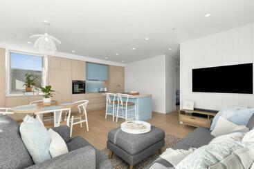 דירות לתיירים Luxe @ The Terrace Brand New, 250m Beach + Town!