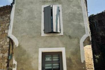 Жильё для туристов Collias, Jolie Maison De Village Typique + Parking