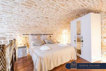 Apartamenty turystyczne Sea Front Historic House In The Heart Of Old Town, Inside Torrione Aragonese