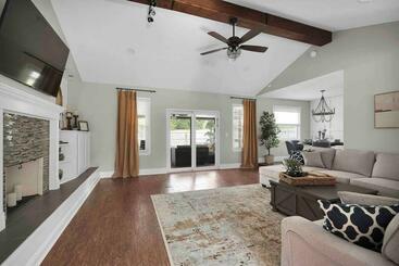 דירות לתיירים Stylish Villa, W Saltwater Pool And Fenced In Yard