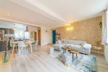 Turistihuoneistot Côté Cour, 3 Chambres, Terrasses, Jardin Privé Avec Terrain De Pétanque, Cave Voutée