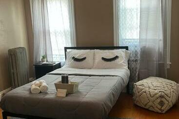 شقق خاصة سياحية Shy’s Place Brockton