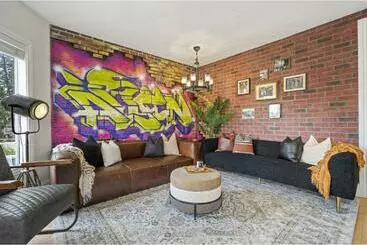 ツーリストアパートメント The Prohibition I Heritage Home I Sleeps 10 I Tv