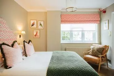 Отель The Farmhouse At Redcoats