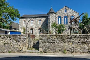 ツーリストアパートメント La Petite Ecole