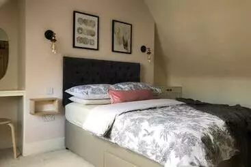 ツーリストアパートメント Newly Renovated Seaside Townhouse With Logburner