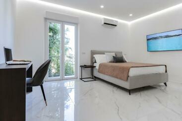 پانسیون The Crown Black And White Rooms