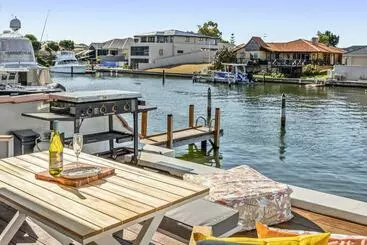 ツーリストアパートメント Canal Home  Close To Beach And City Centre