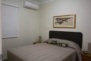 فندق Emerald Inn By Travellers