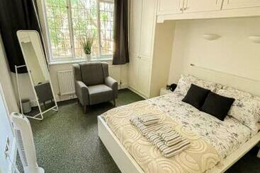 Жильё для туристов Cosy Apartments Near Hampstead Heath With Free On Site Parking & Private Gardens, Golders Green