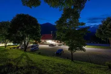 ユースホステル Zoncolan Camping Caravan