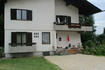 مبيت وإفطار Gästehaus Leo