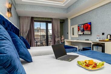 تختخواب و صبحانه The Lea Hotels & Suite