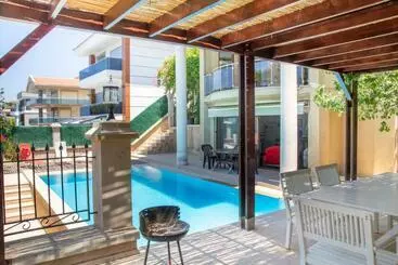 ツーリストアパートメント Enchanting Villa With Backyard In Cesme Near Beach