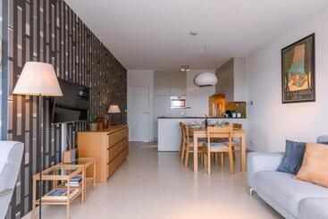 آپارتمانهای توریستها Charming Apartment Near The Beach With Balcony