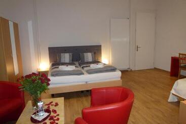 בית מלון כפרי Hôtel Garni Villa Carmen