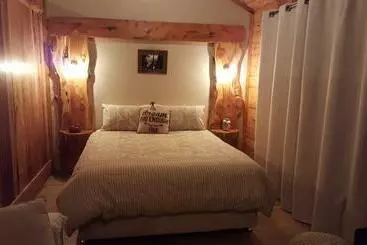 Aamiaismajoitus (B&B) Rustic Hut Bush Retreat