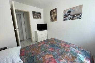 Turistlägenheter Appartement Climatisé Avec Terrasse à 100m De La Plage, Centre Saint Cyprien, Parking Et équipements