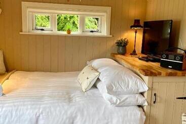 Turistlejligheder Sheelin Shepherds Hut 2 With Hot Tub