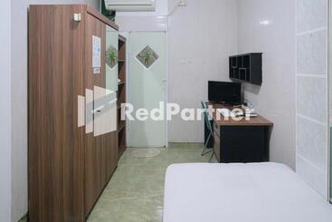 בית מלון כפרי Pondok Hijau Syariah Mitra Reddoorz At Citraland Surabaya