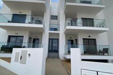 آپارتمان‌های توریست‌ها A Gaivota   Walking Distance To Monte Clerigo And Amoreira Beaches