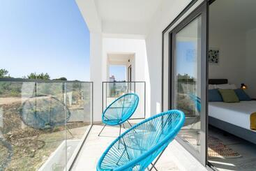 Жильё для туристов A Gaivota Walking Distance To Monte Clerigo And Amoreira Beaches