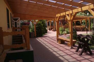 Hostel Waldhaus Am Ferienpark Mehrbett Gruppenzimmer Mit Waschbecken