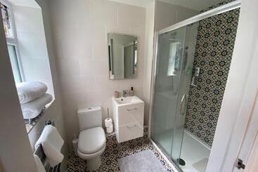 Apartamenty turystyczne Self Contained, Ground Floor Apartment With Parking And Patio