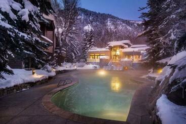 Hotel Luxury 2 Bedroom Downtown Aspen Vacation Rental With Access To A Heated Pool, Hot Tubs, Game Room An