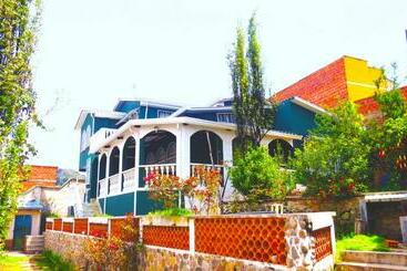 Pension (Hôtel basse catégorie) Totora B&b