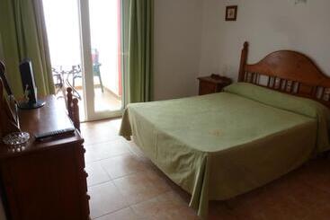 ペンション Hostal Cortés