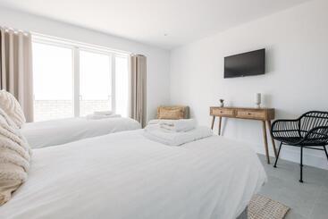 Appartements touristiques New Luxury Coastal Apartment With Vast Sea Views