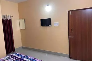 ペンション Shradharam Lodge